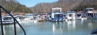 Houseboat rental vacations are great family getaways.