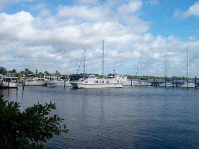 Florida marinas are a great place for Carri Craft houseboats.