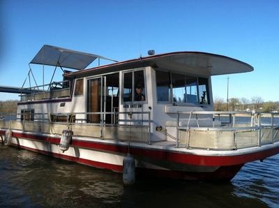 42ft Gibson Houseboat - the captain and his ship