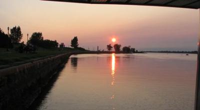 Houseboat Weekends - spend long holidays on house boats.