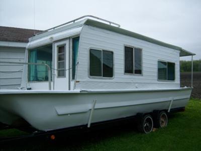 A well kept Yukon Delta houseboat, 25 feet, 1973