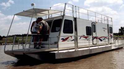 Are the trailerable Travelwave houseboats still available?