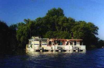 Houseboat Holidays - boat rentals for multiple families