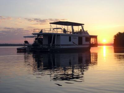 Houseboat Sunsets - it's all about the sunset on house boats.