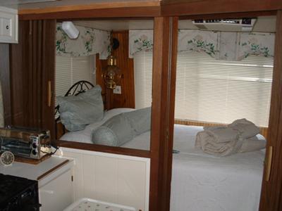 Sleeping area, 1973 Kingscraft Houseboat 44'