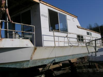 Sumerset Houseboat - an older Sumerset before the rebuild
