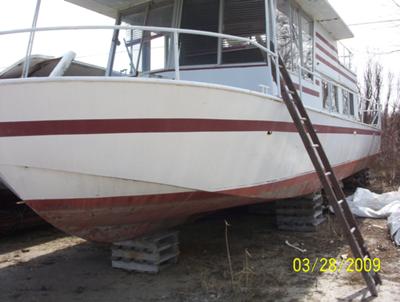 Help to identify an older River Queen houseboat?