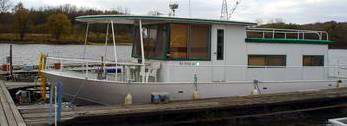 River Queen - A clean older 60's era Riverqueen Houseboat.